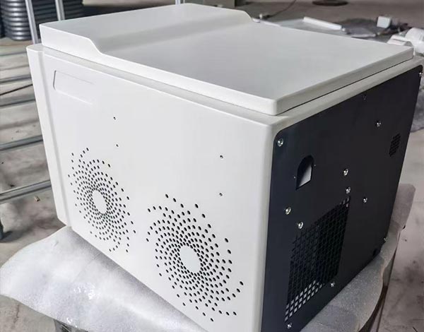 産業機器用の通気板金エンクロージャ